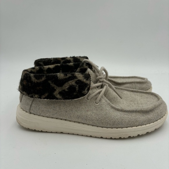 Hey Dude Women’s 7 Britt Cream Cheetah Ankle Lace Up Shoe - Picture 2 of 9